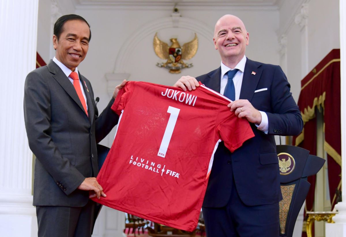 Presiden FIFA memberikan jersey kepada Presiden Jokowi.