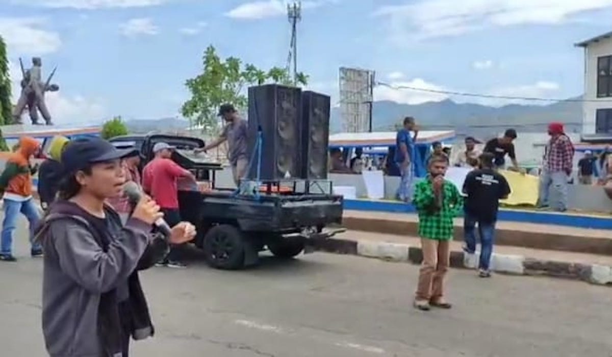 Masa Aksi menghadang rombongan Pj Gubenur NTT di depan Rujab Bupati Flores Timur. 
