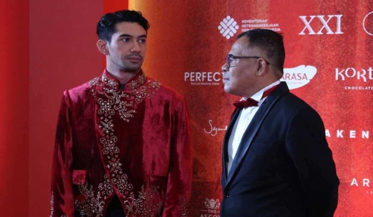 Aktor Reza Rahadian (kiri) dalam gelaran Malam Anugerah Piala Citra Festival Film Indonesia 2023 di Jakarta, Selasa (14/11).