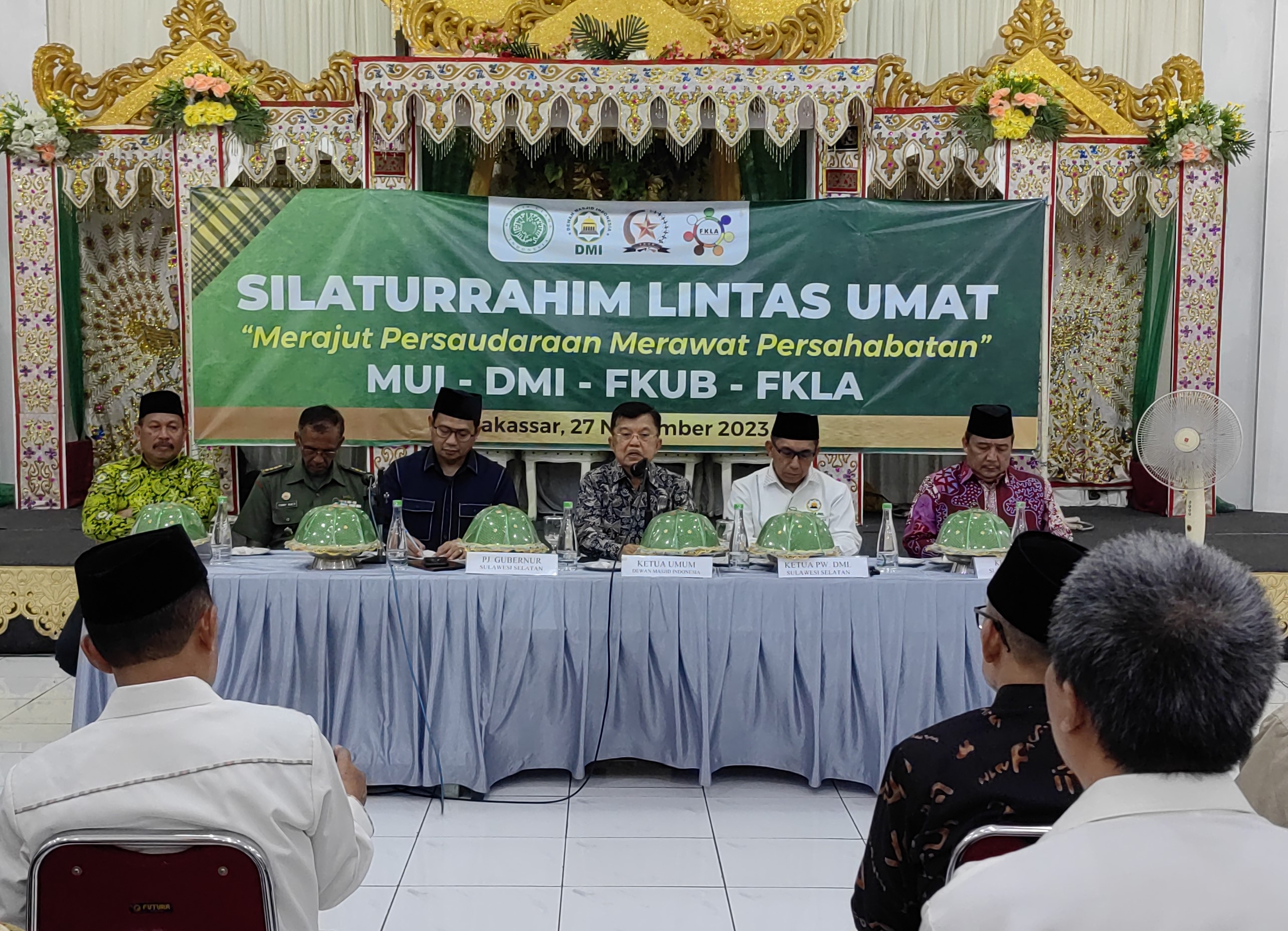 Jusuf Kalla (tengah) saat silaturahmi lintas umat di Makassar, Sulsel.