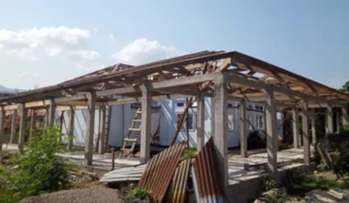 Kondisi ruang radiologi dan farmasi RSUD Hendrikus Fernandez, Larantuka yang tanpa atap.