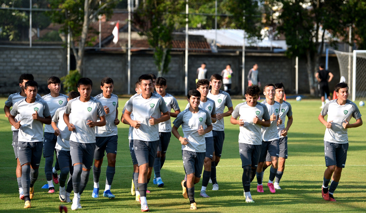  Sejumlah pesepak bola Tim Nasional Uzbekistan U-17 mengikuti sesi latihan menjelang Piala Dunia U-17 2023.