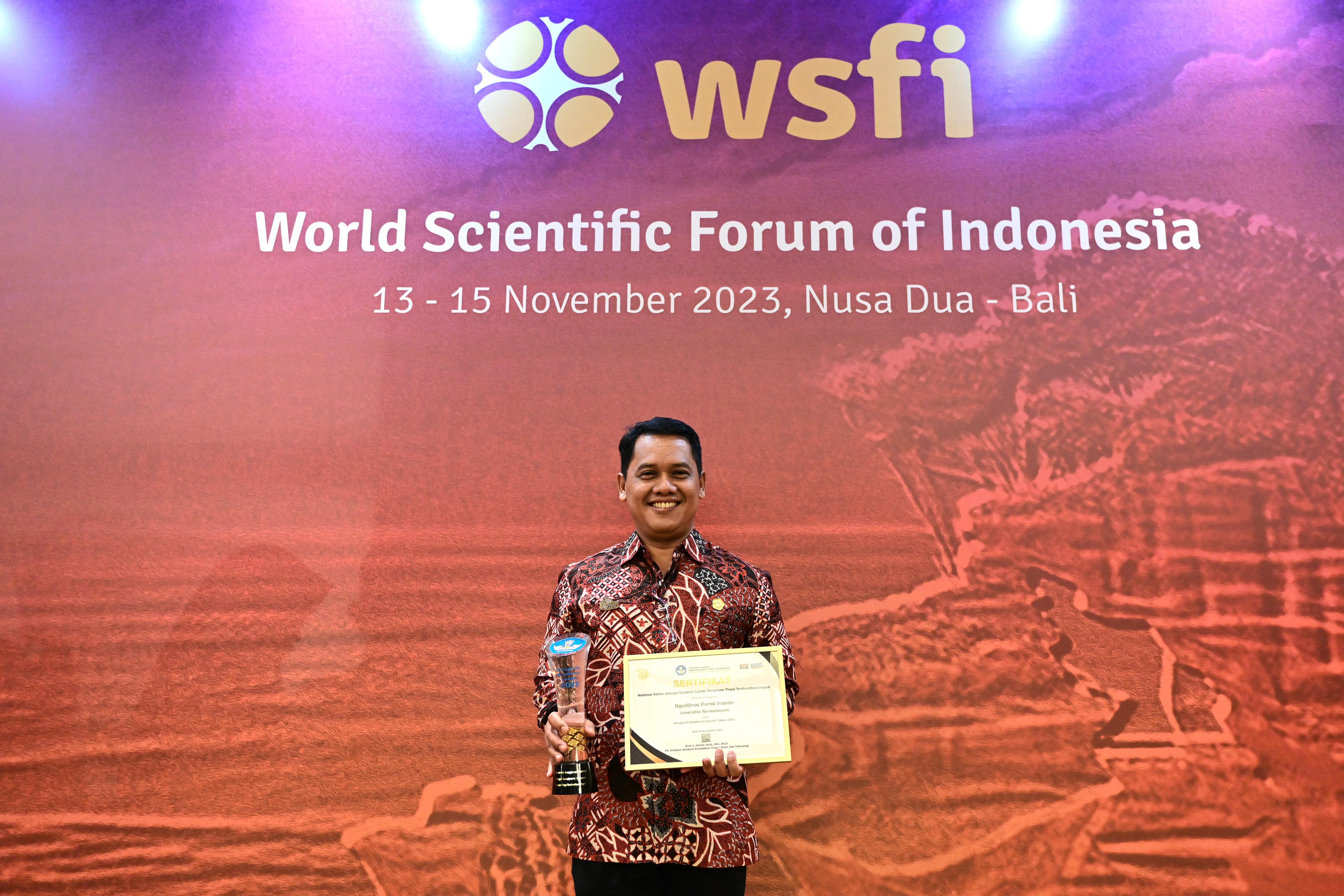 Rektor Untar Prof. Dr. Ir. Agustinus Purna Irawan menerima penghargaan Academic Leader 2023.