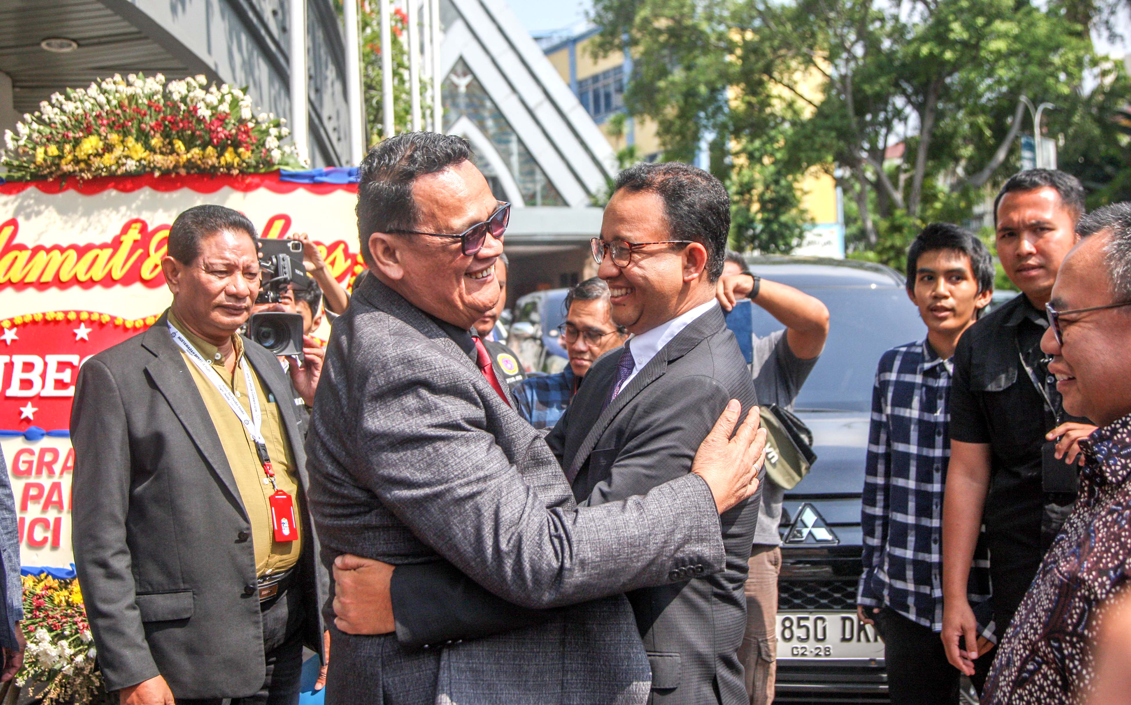 Capres Koalisi Perubahan Anies Baswedan (kanan) disambut Ketua Umum Persekutuan Gereja-Gereja Pantekosta Indonesia (PGPI) Jason Balompapueng