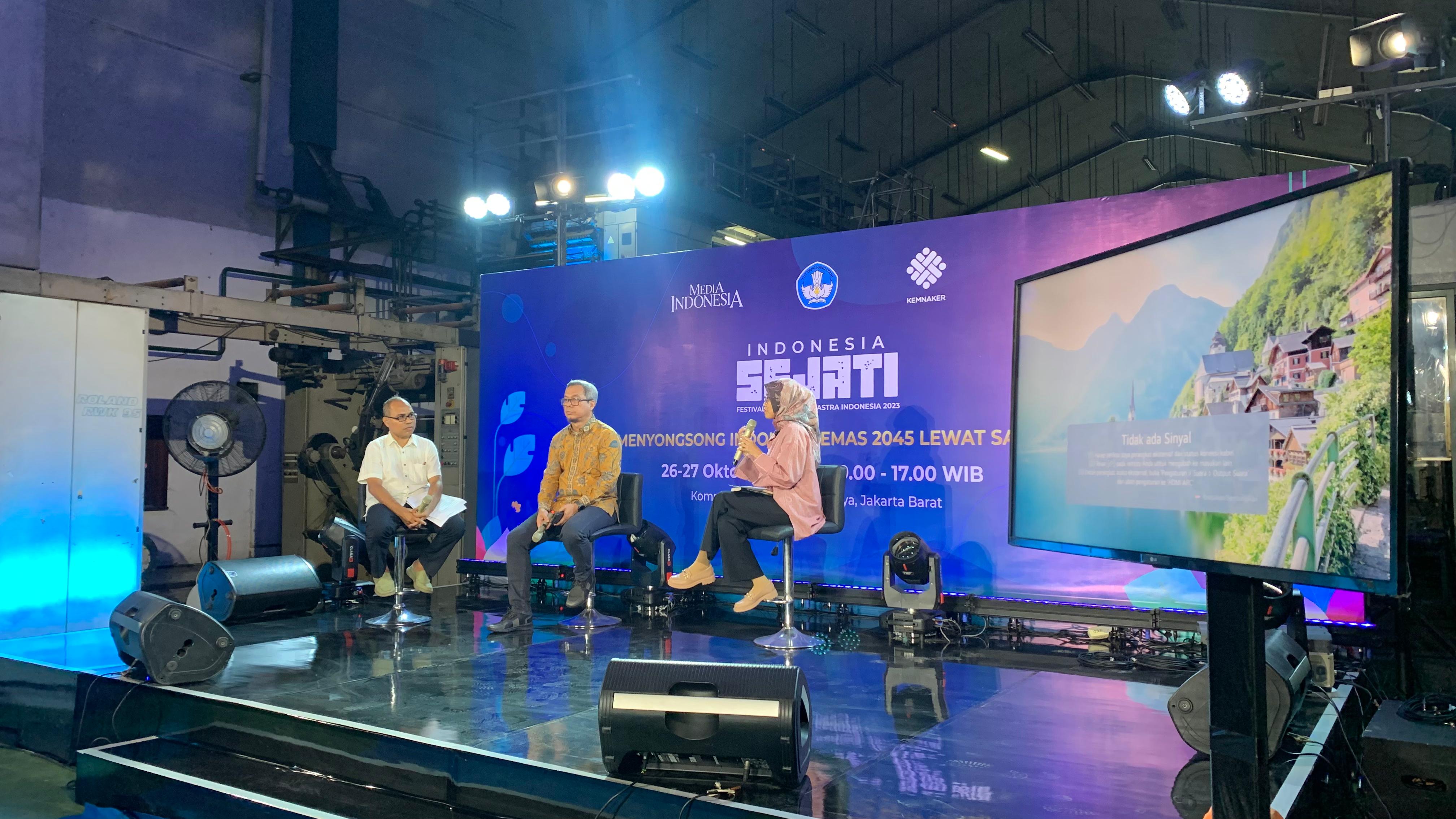 Diskusi buku Toko Buku Terakhir karya Usman Kansong (tengah) bersama Dosen UPH Alexander Aur (kiri) dipandu Editor Media Indonesia Bintang K