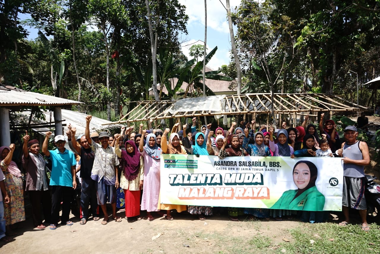  Relawan Asandra melakukan serangkaian kegiatan sosial di Kabupaten Malang, Jawa Timur, Minggu (19/11).