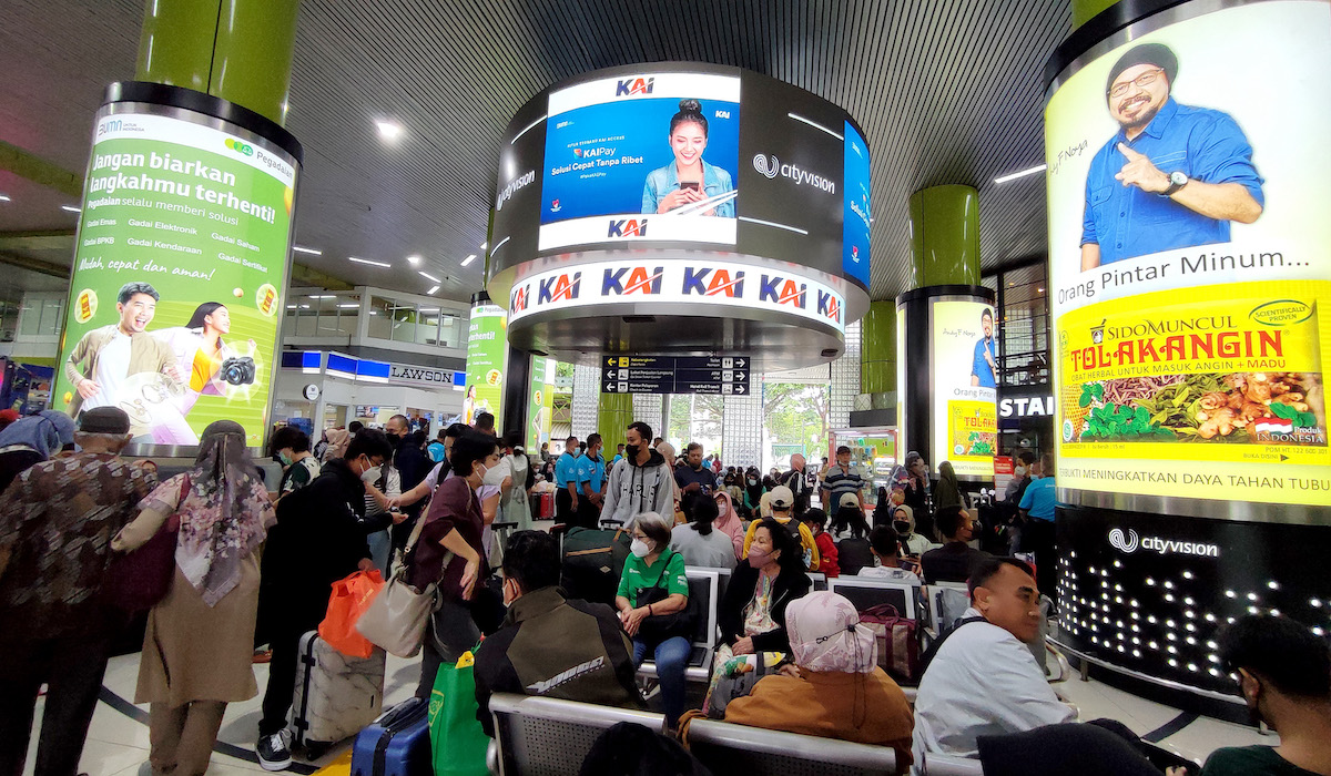 Arus kedatangan penumpang meningkat di Stasiun Gambir Jakarta