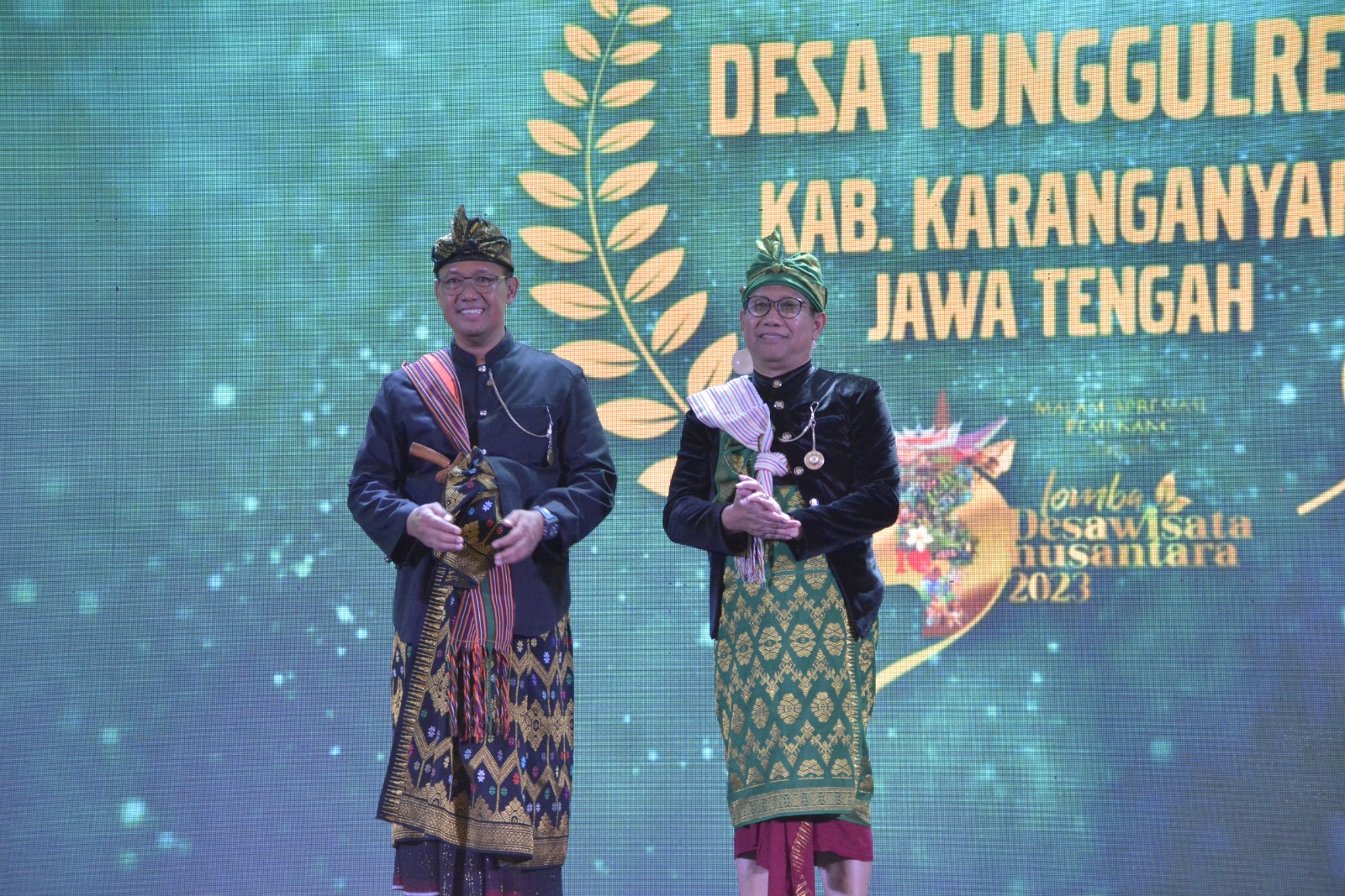 Menteri Desa, PDT dan Transmigrasi Abdul Halim Iskandar (kanan) hadir dalam malam puncak apresiasi Lomba Desa Wisata Nusantara 2023. 