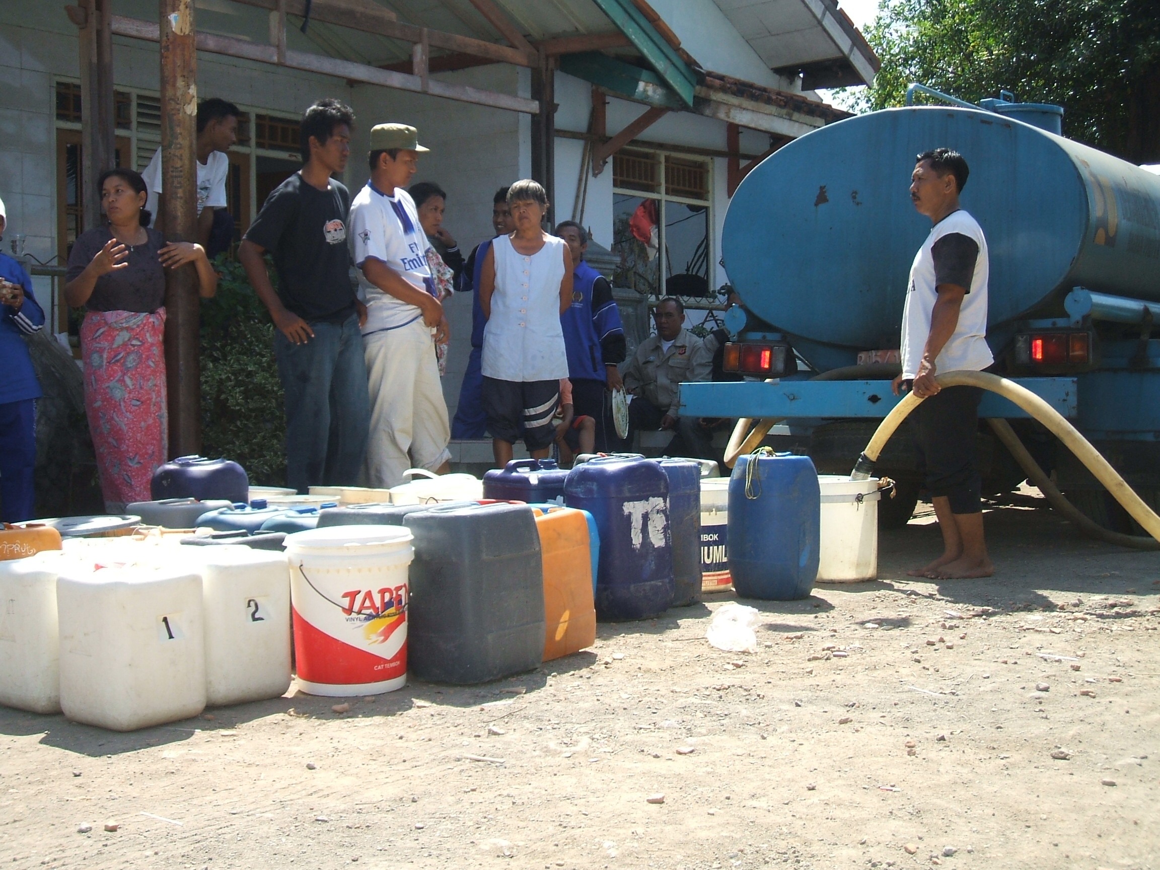 BPBD Kota Cirebon masih mendistribusikan air bersih ke wilayah terdampak kekeringan