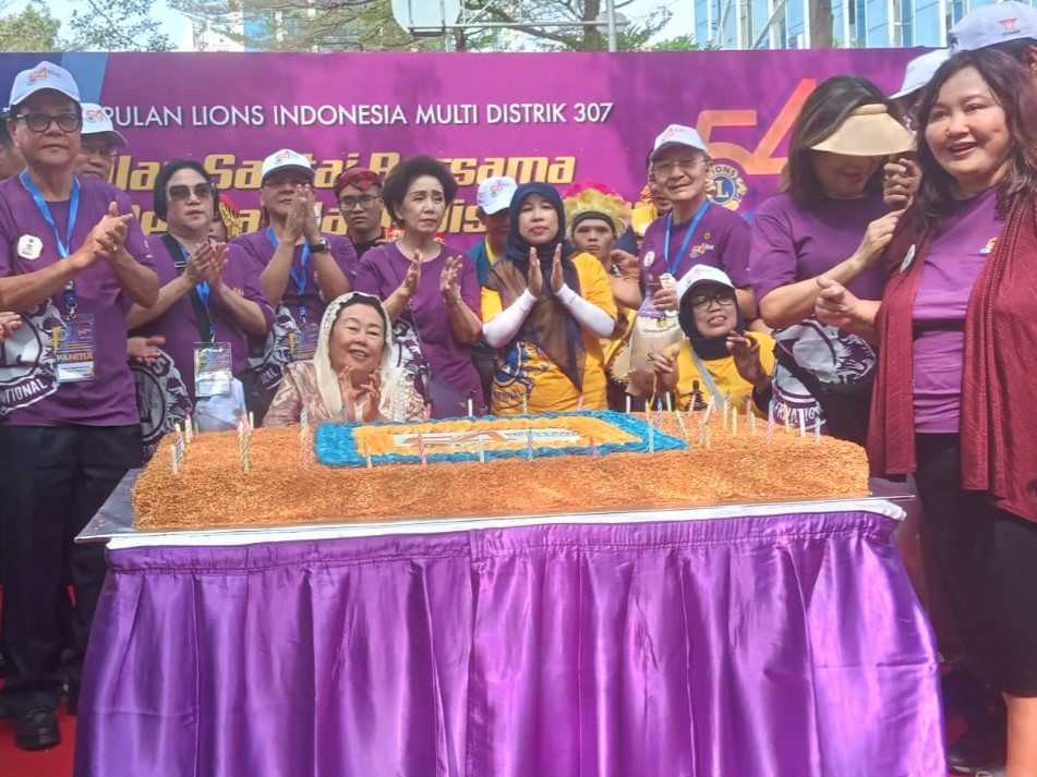 Lebih dari 1.000 sahabat difabel menikmati jalan santai dikawal ratusan orang berompi kuning saat Car Free Day hari ini.