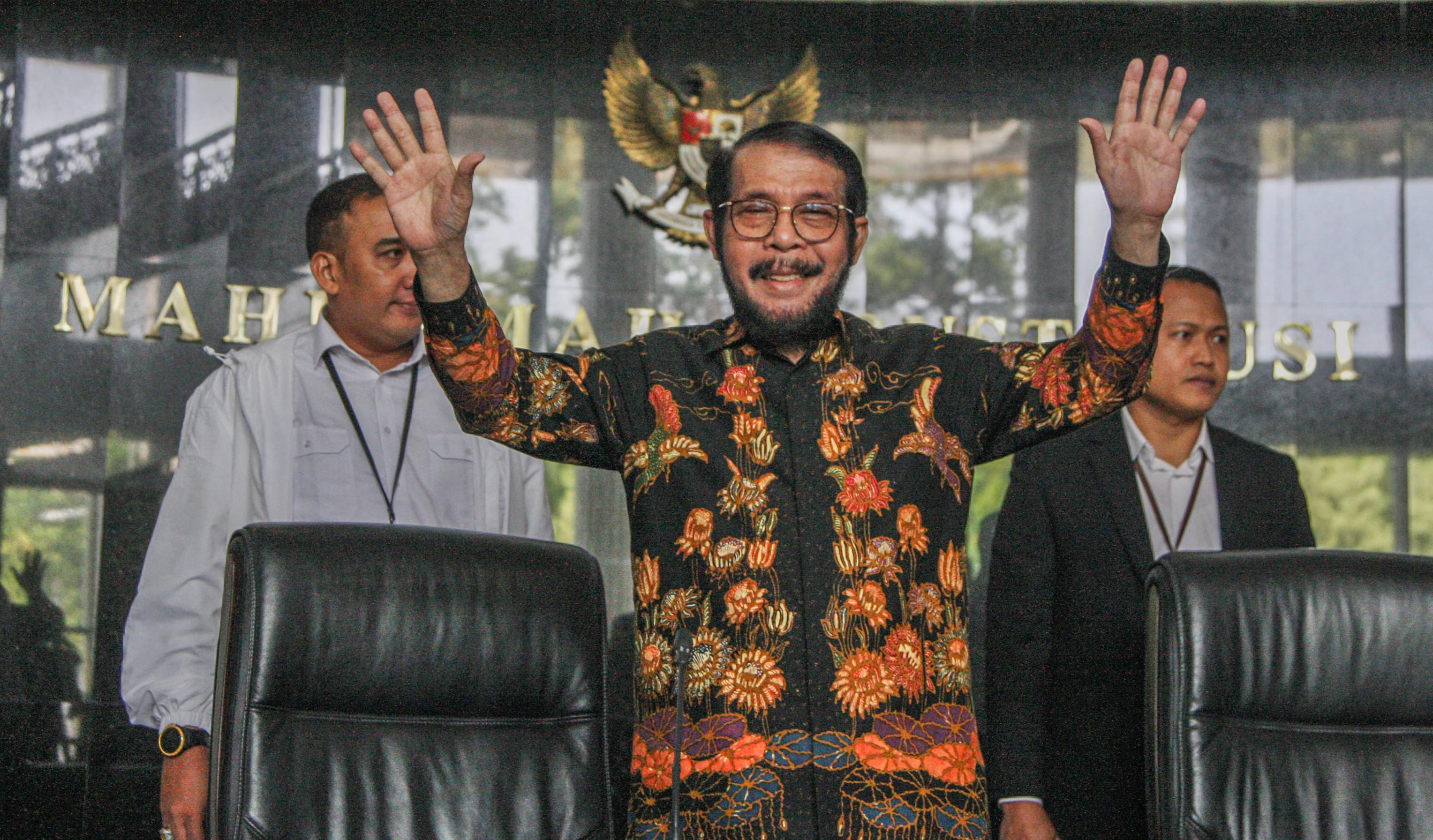  Hakim Konstitusi Anwar Usman menyapa wartawan