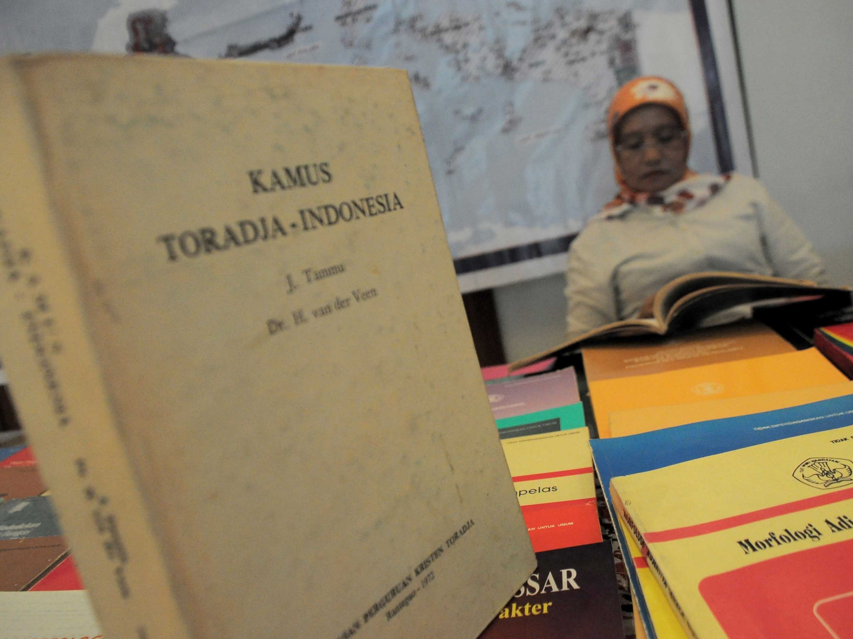 Seorang perempuan membaca salah satu buku sastra daerah dalam Kongres Internasional II Bahasa-Bahasa Daerah Sulawesi Selatan.