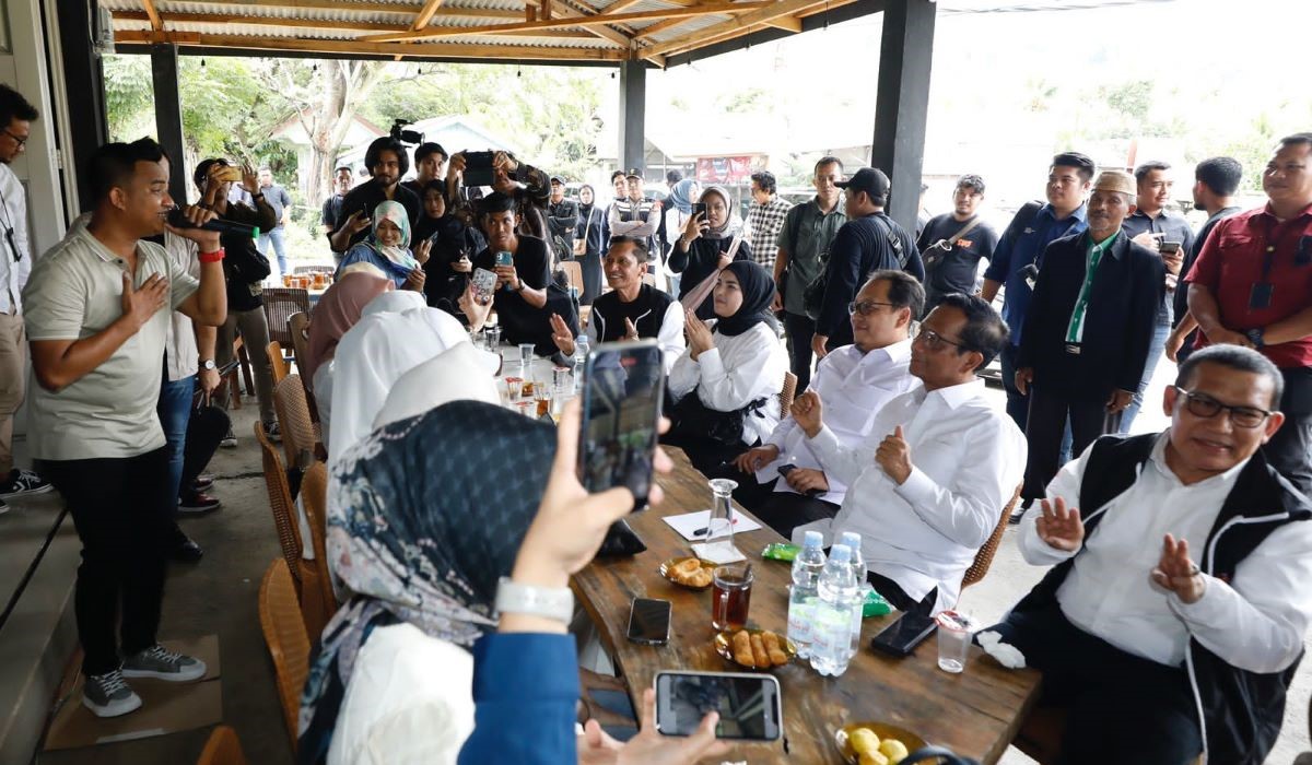 Mahfud MD berdialog dengan generasi milenial dan generasi Z di warung Kopi MD