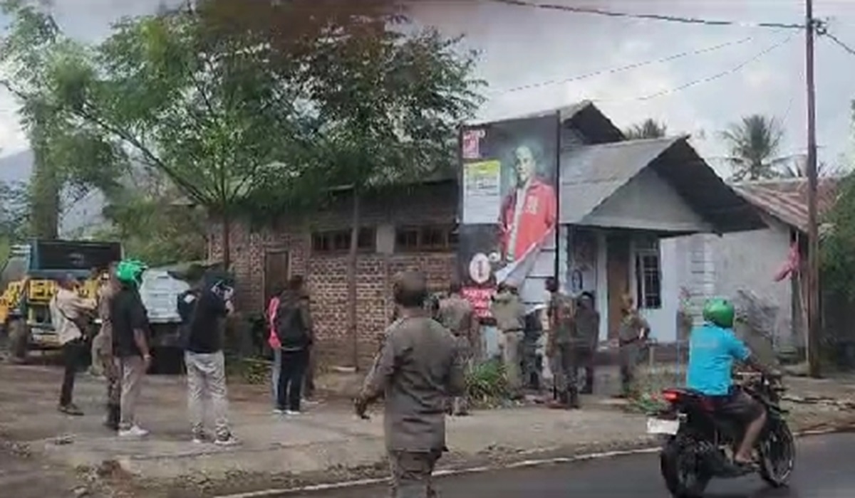 Bawaslu Lembata Tertibkan Alat Peraga Kampanye di Kota Lewoleba