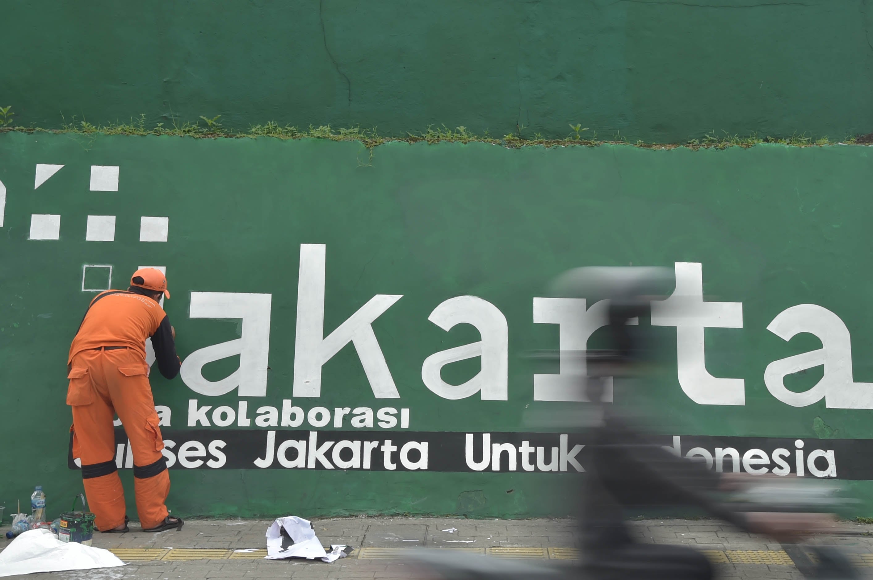 Petugas PPSU Cipete Utara melukis mural di Jalan RS Fatmawati Raya, Jakarta Selatan, Sabtu (6/5/2023).