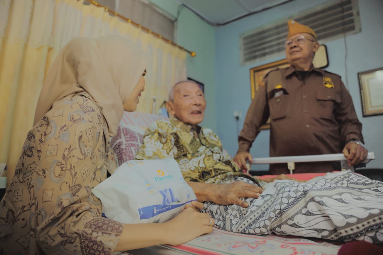 Perusahaan Parenty mendonasikan popok dewasa kepada anggota LVRI dan istri sebagai bagian peringatan Hari Pahlawan Nasional. 