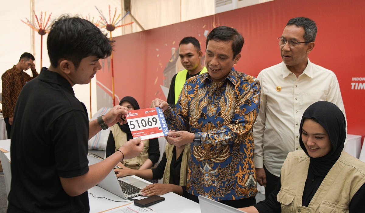 Peserta mengambil race pack BTN Jakarta Run 2023