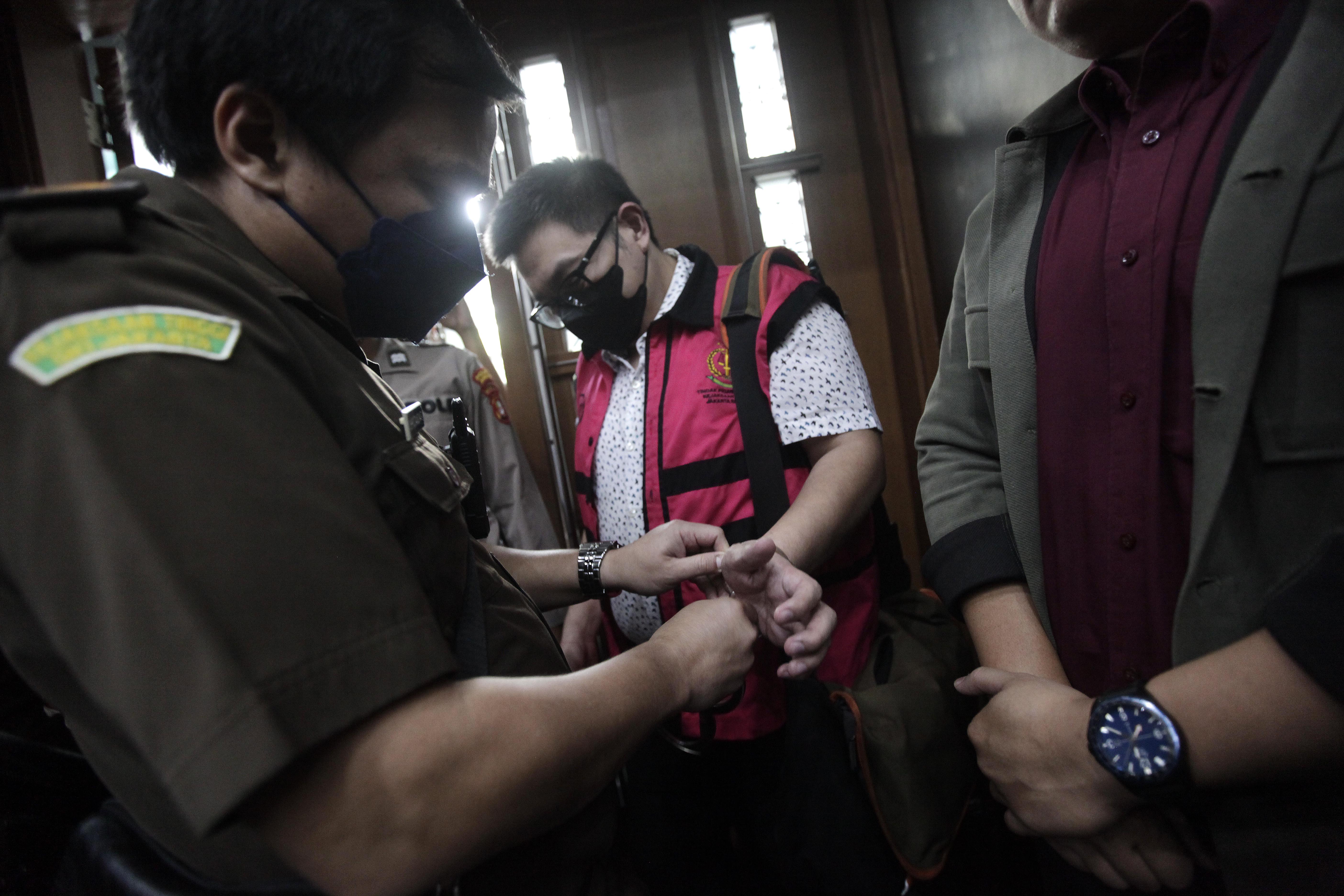 Petugas melepaskan borgol dari terdakwa Account Director of Integrated Account Departement PT Huawei Tech Investment, Mukti Ali