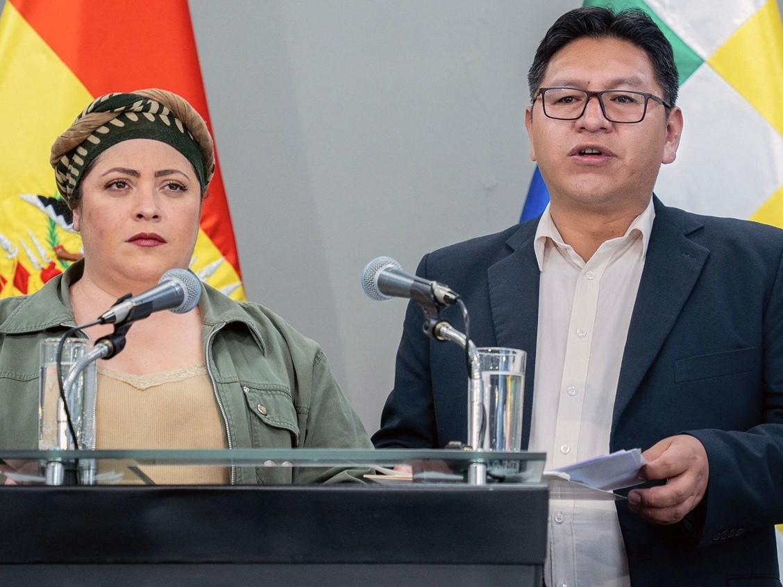 Wakil Menteri Luar Negeri Bolivia Freddy Mamani (kanan) saat mengumumkan bahwa Bolivia akan memutuskan hubungan dengan Israel.