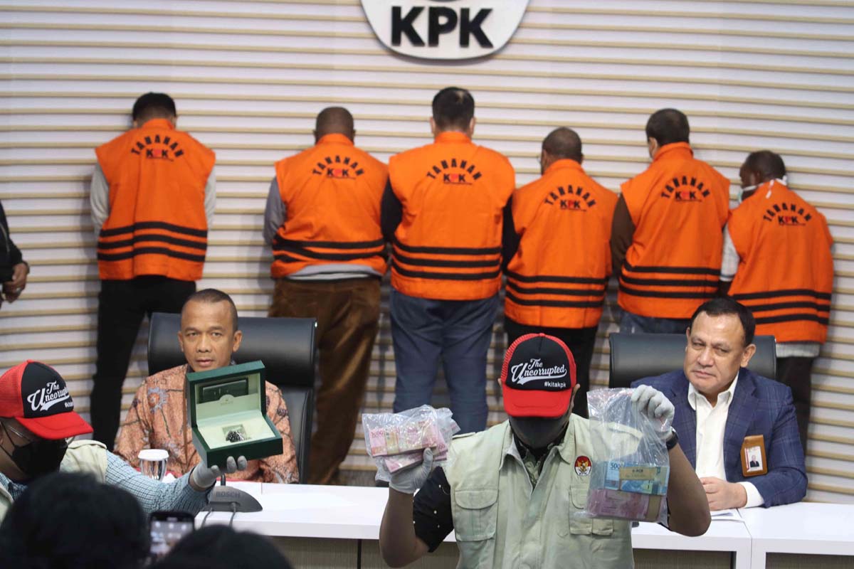 KPK akan memanggil  anggota VI Badan Pemeriksa Keuangan (BPK) Pius Lustrilanang, terkait dugaan suap pengondisian temuan BPK di Sorong.