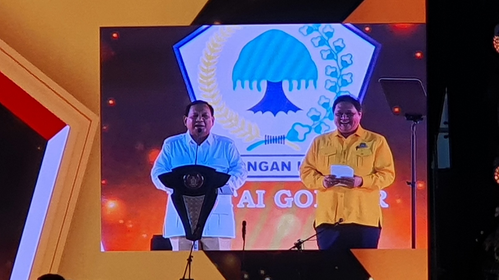 Prabowo mengaku mengikuti langkah Jokowi jika tengah berkunjung ke daerah dengan kapasitas sebagai Menteri Pertahanan.