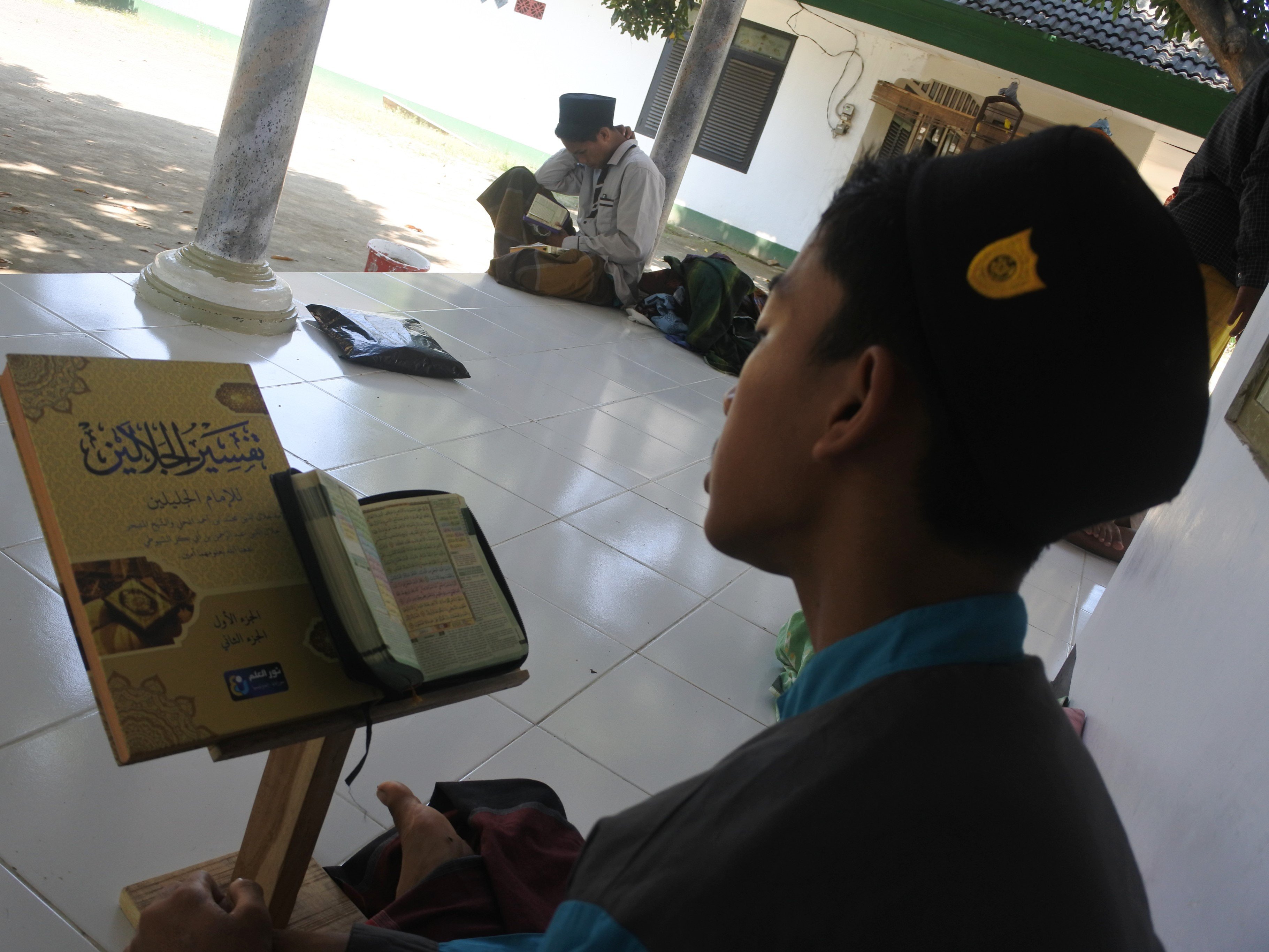 Dua santri membaca Al-Qur'an di Pondok Pesantren Sumber Bunga, Seletreng, Kapongan, Situbondo, Jawa Timur, Kamis (23/3/2023).