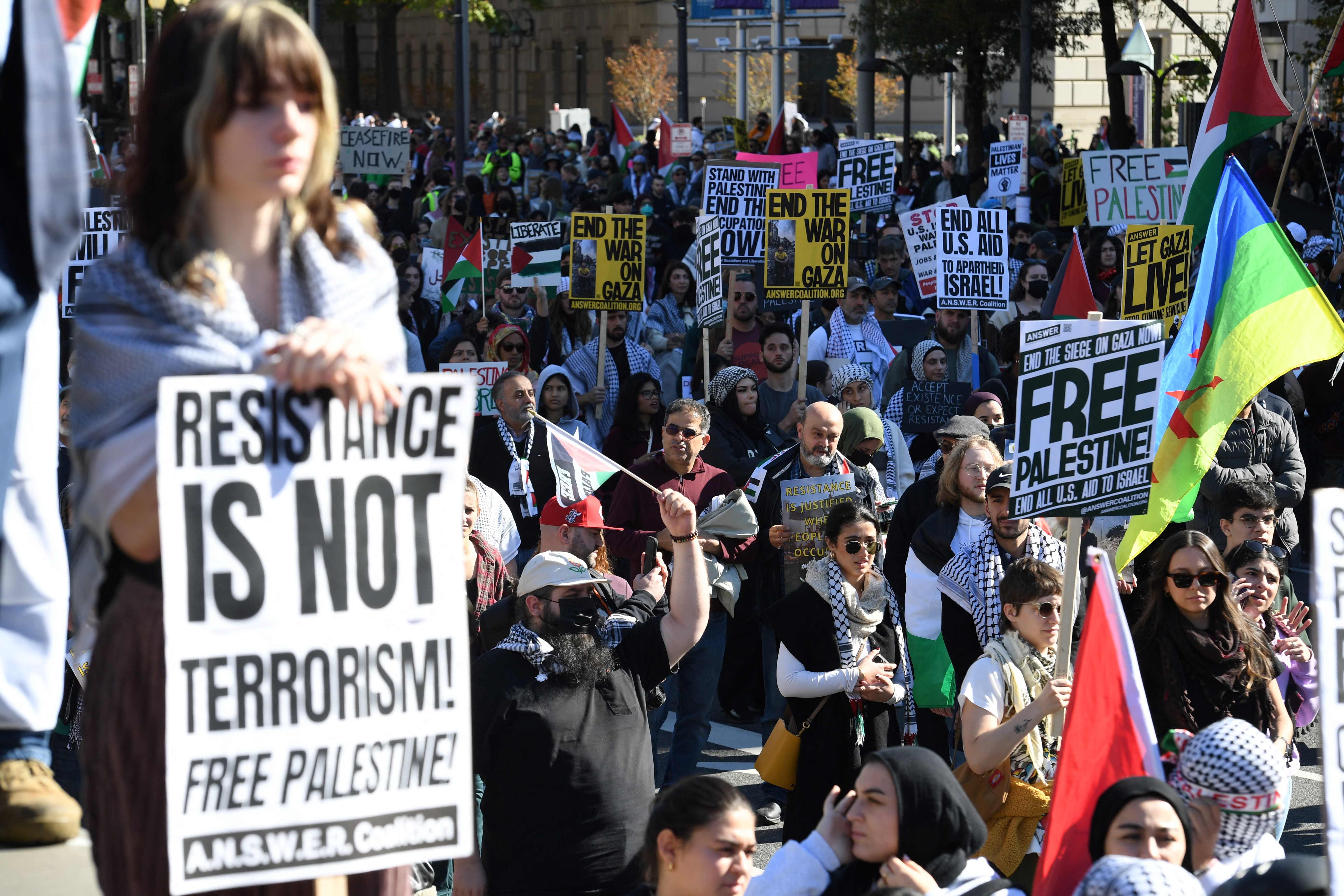 Ribuan orang di Washington, Amerika Serikat berunjuk rasa untuk mendesak dihentikannya kekerasan di Gaza, Palestina.