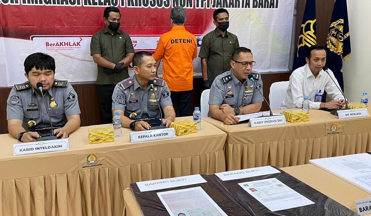  WNA Buronan Asal Tiongkok Dideportasi dari Indonesia