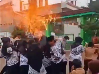 Balon yang tiba-tiba meledak.