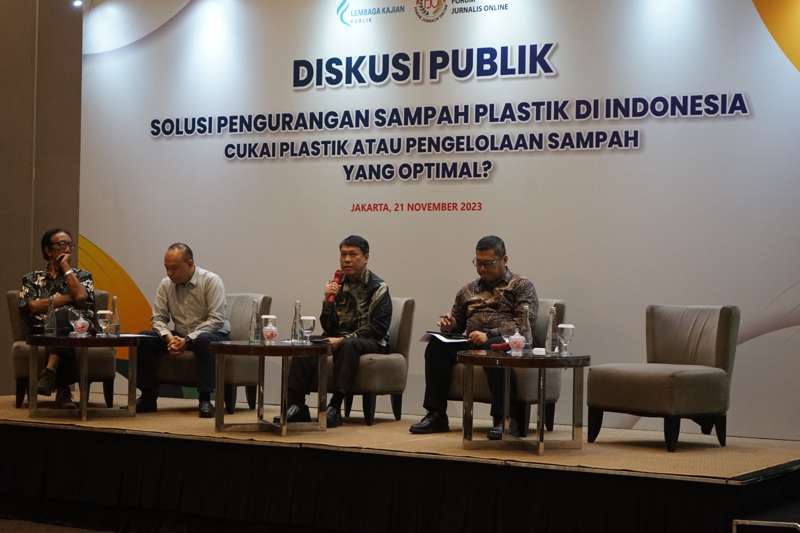 Diskusi publik bertajuk “Solusi Pengurangan Sampah Plastik di Indonesia, Cukai Plastik atau Pengelolaan Sampah yang Optimal?” di Jakarta.