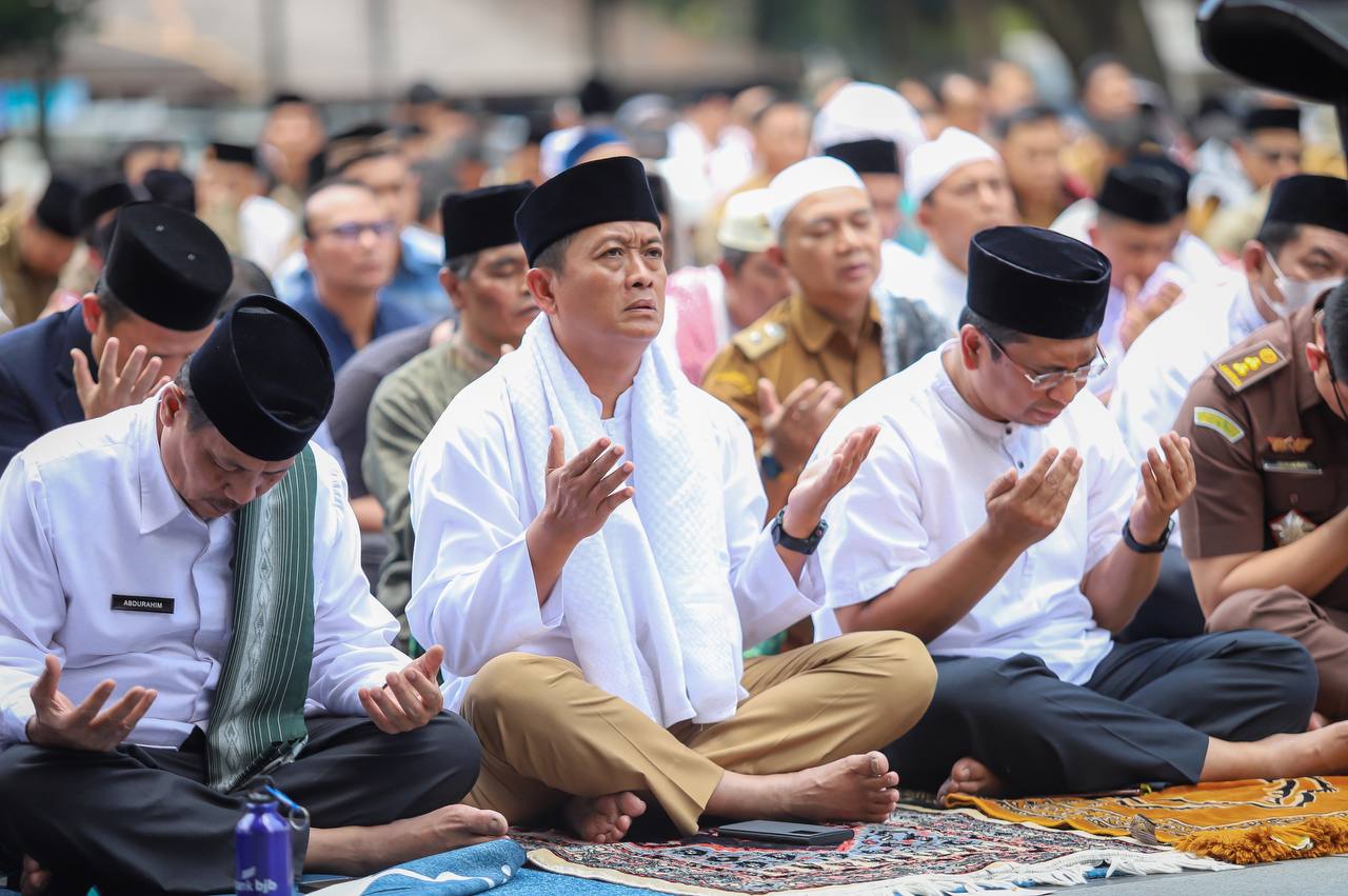 Sejumlah ASN tengah menjalankan salat berjamaah