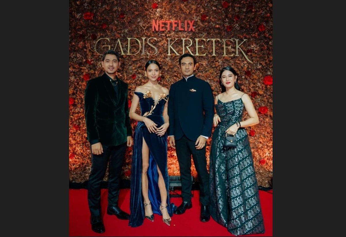 Ario Bayu (kedua dari kanan) dan Dian Sastrowardoyo (kanan) saat premiere Gadis Kretek.