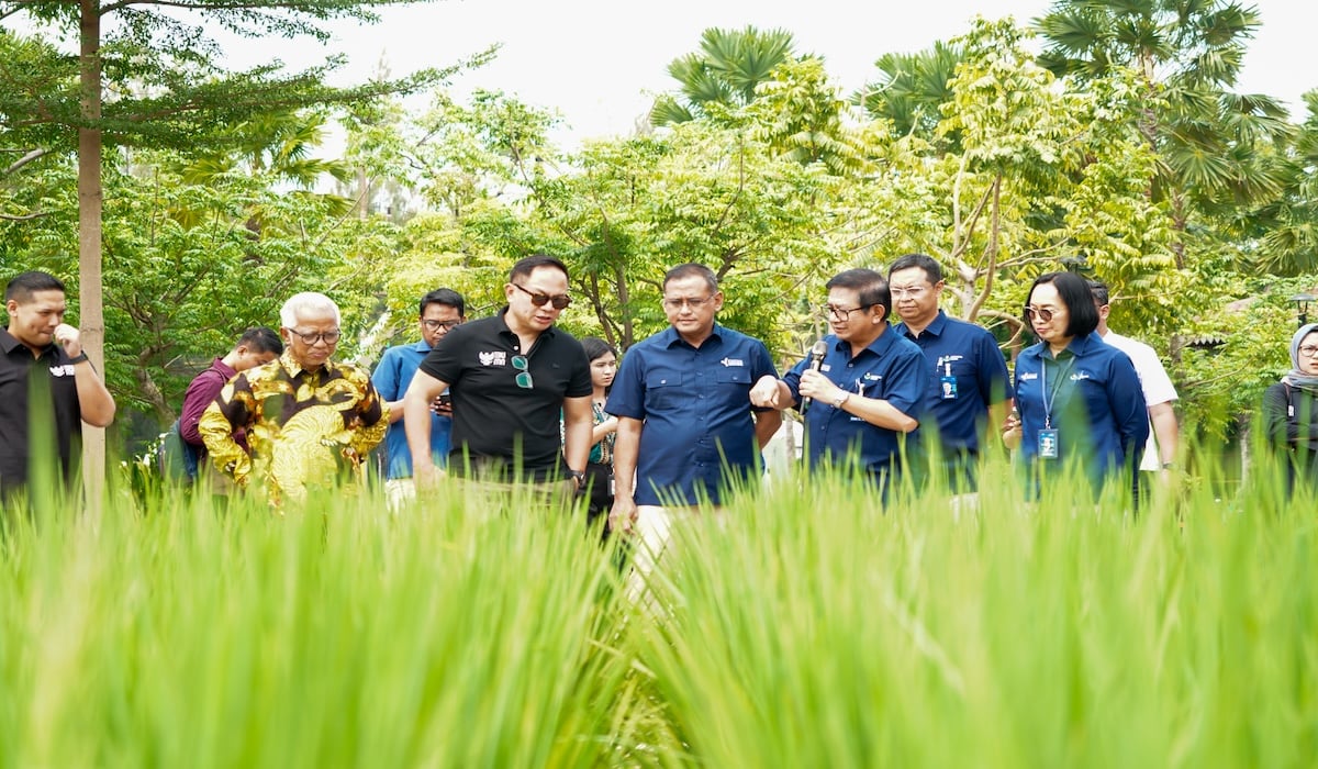 Wamen BUMN Kartika Wirjoatmodjo meninjau Smart Precision Farming Petrokimia Gresik