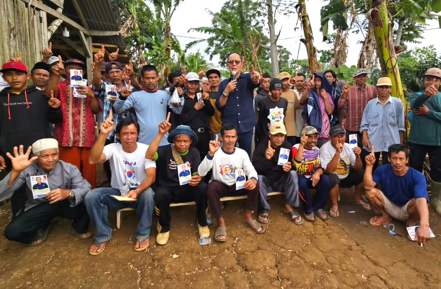 H Ayep Zaki bersama warga desa Pesawahan, Sukabumi, Jawa Barat.