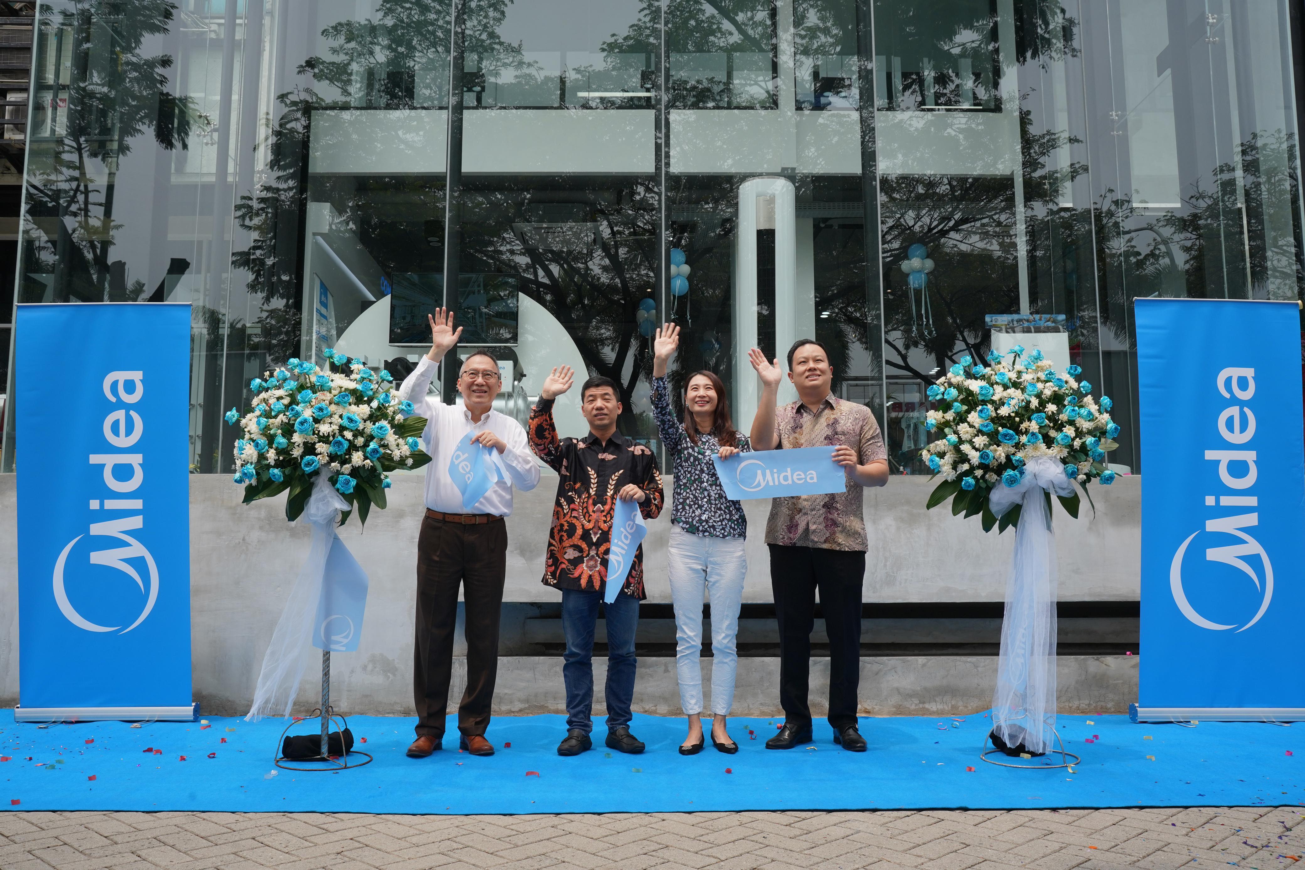  Midea menghadirkan showroom pertama yang ada di Jakarta tempatnya di daerah Pantai Indah Kapuk (PIK) Jakarta Utara.