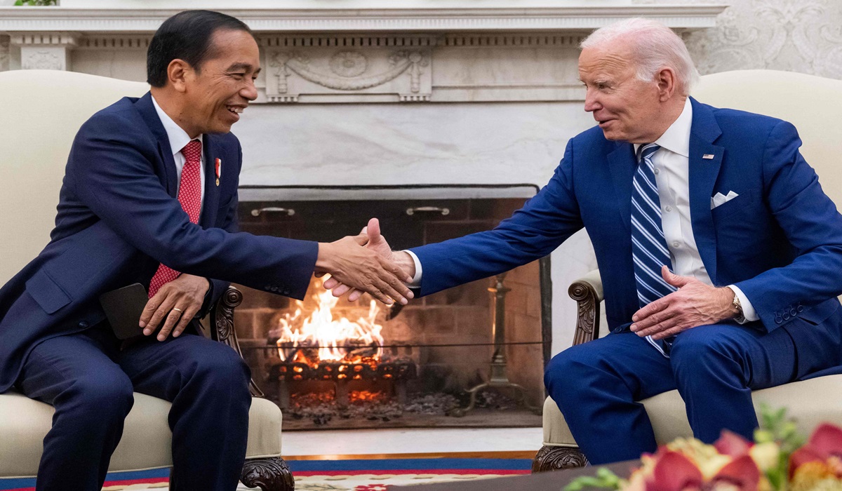 Presiden Joko Widodo (kiri) berjabat tangan dengan Presiden AS Joe Biden di Gedung Putih. 