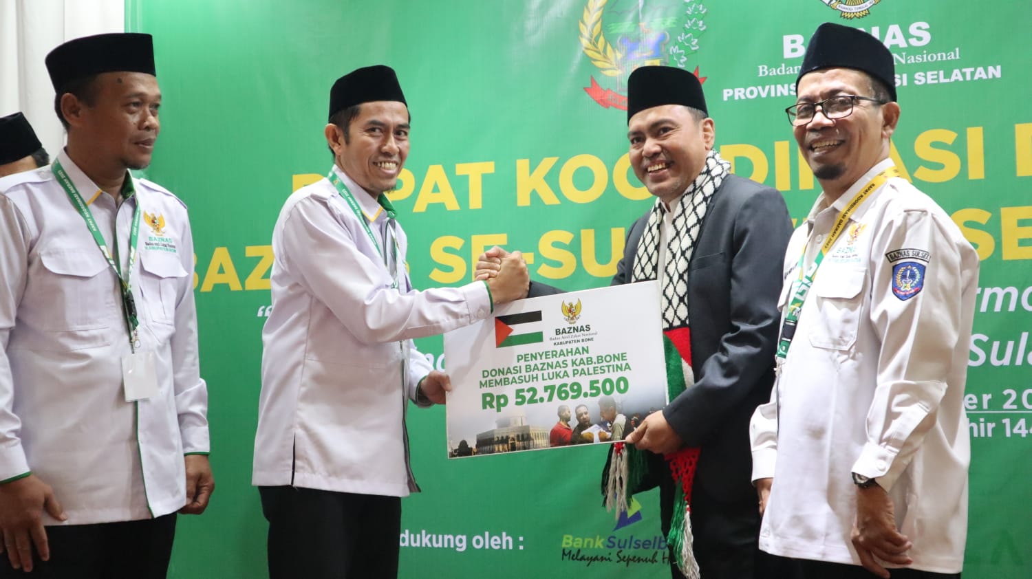 Wakil Bupati Selayar Saiful Arif menyerahkan bantuan yang dikumpulkan Baznas Kabupaten Selayar untuk Palestina, Rabu (1/11).