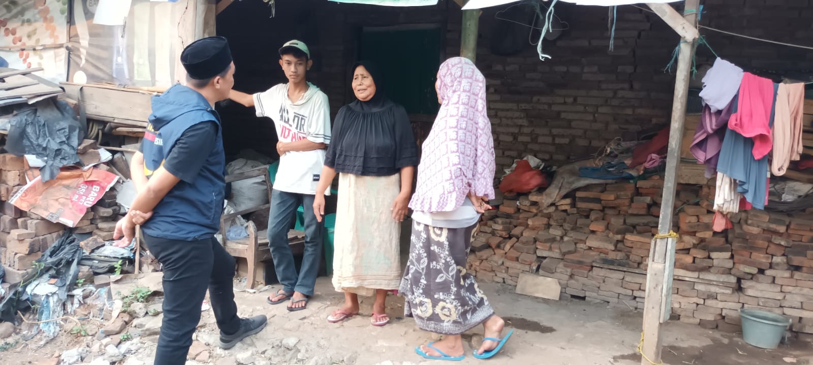 Caleg NasDem Wibowo sedang mengunjungi Aniah (tengah) didampingi anak bungsunya Muhammad Irfan,dari keluarga miskin ekstrem di Serang.