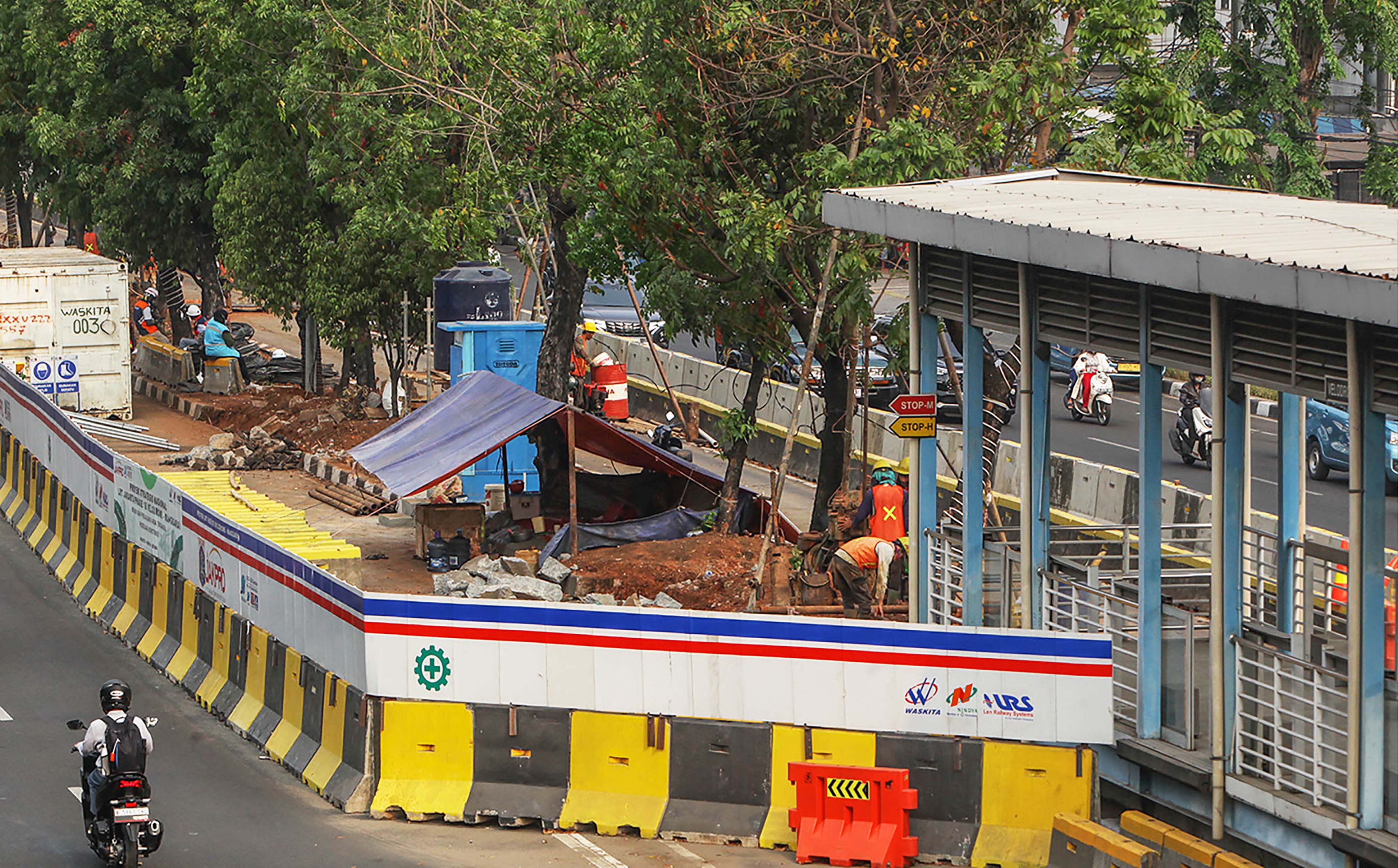  Sejumlah guru dan siswa berpose mengenakan pakaian adat dan kebaya saat mengikuti parade Bhineka Tunggal Ika