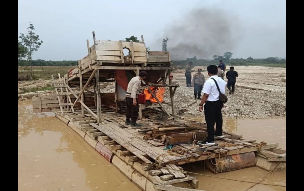 Penertiban kegiatan penambangan emas tanpa izin (PETI) di Pulau Pramuka, Kabupaten Kuantan Singingi, Riau.