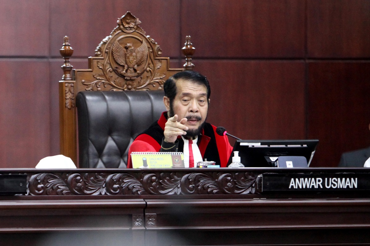 Ketua MK Anwar Usman saat memimpin sidang putusan gugatan usia capres-cawapres dalam UU Pemilu, pada 23 Oktober 2023.