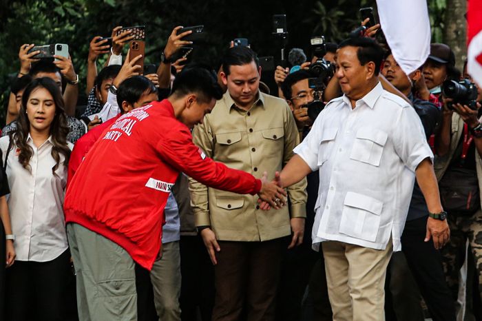Ketua Umum Partai Gerindra Prabowo Subianto (kanan) menyambut Ketua Umum Partai Solidaritas Indonesia Kaesang Pangarep (kiri).