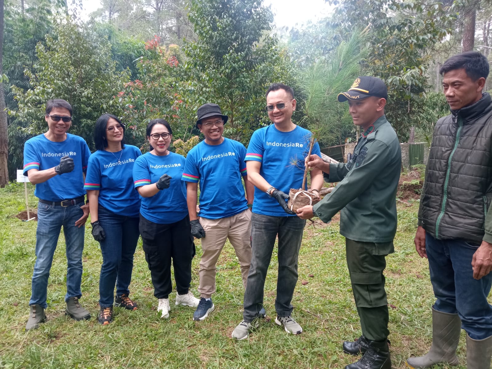 Direksi PT Reasuransi Indonesia Utama (Indonesia Re) melakukan aksi peduli lingkungan di Cikole, Lembang, Bandung Barat