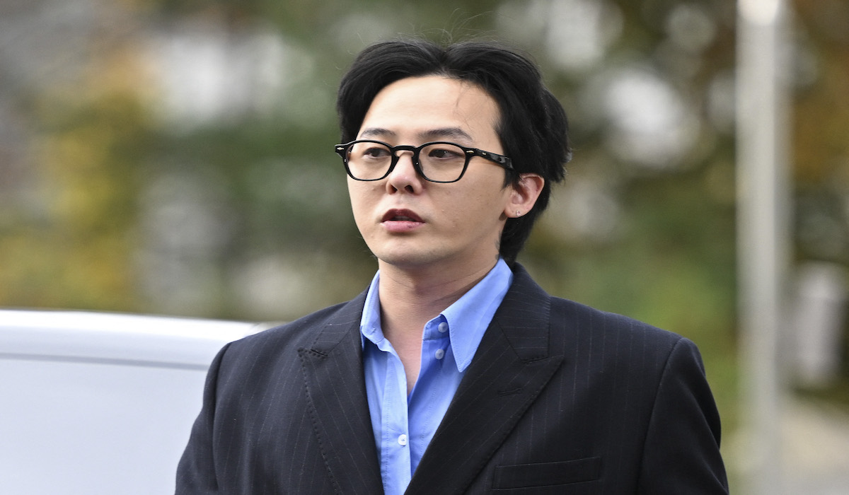 Penyanyi G-Dragon diketahui mencukur seluruh rambut tubuhnya sebelum jalani tes narkoba