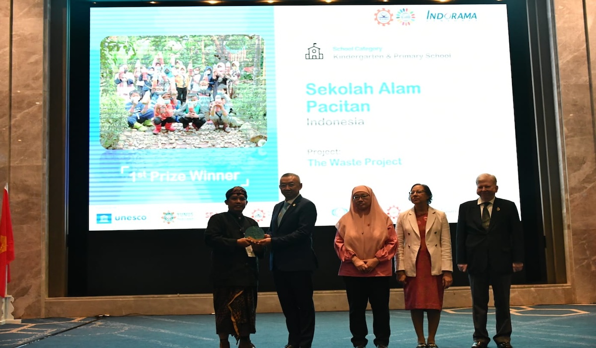 pemberikan penghargaan di ajang SEAMEO Awards 2023