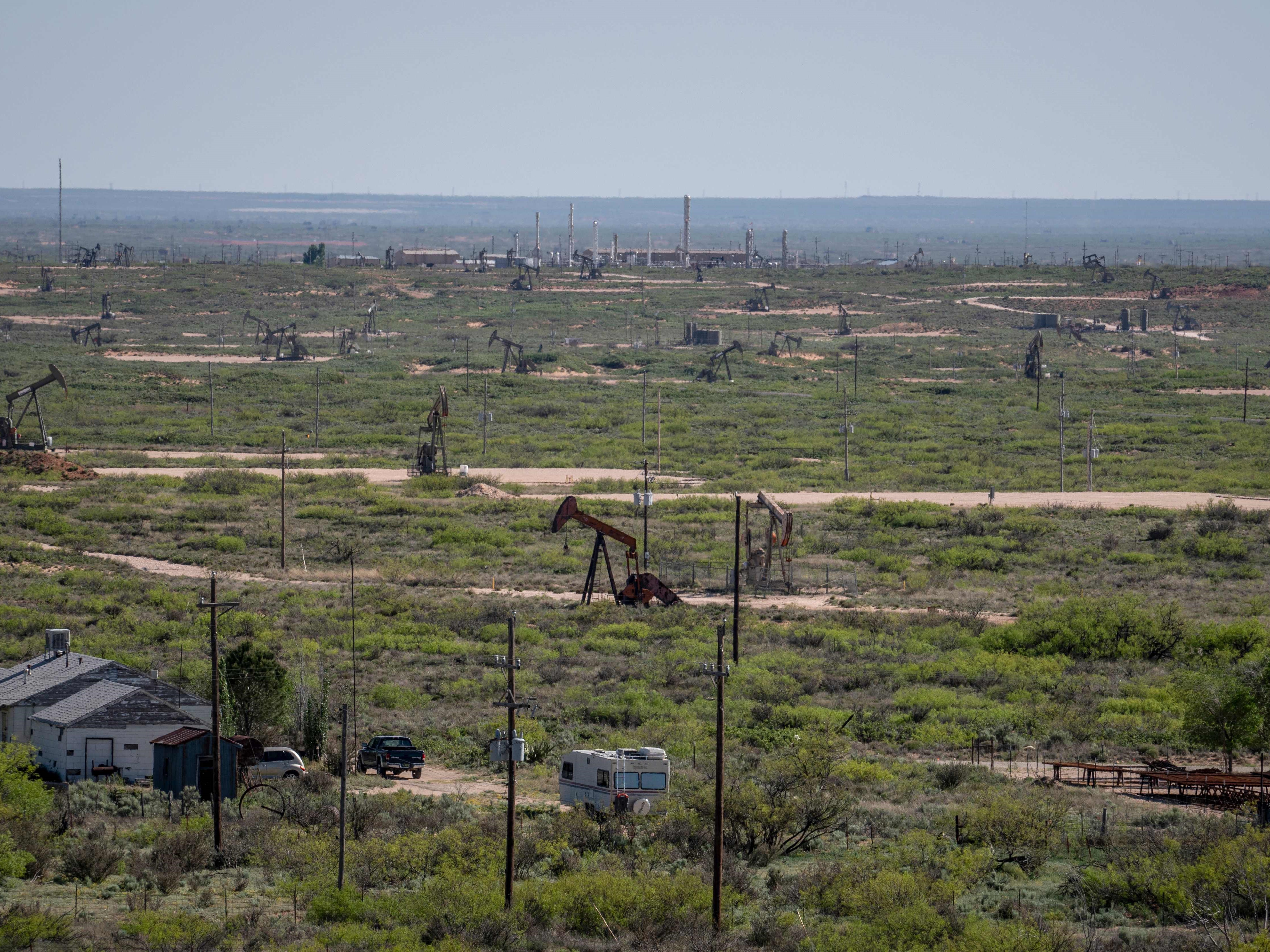 Dongkrak pompa beroperasi di dekat Maljamar pada 23 April 2020 di Lea County, New Mexico, bagian dari Permian Basin.