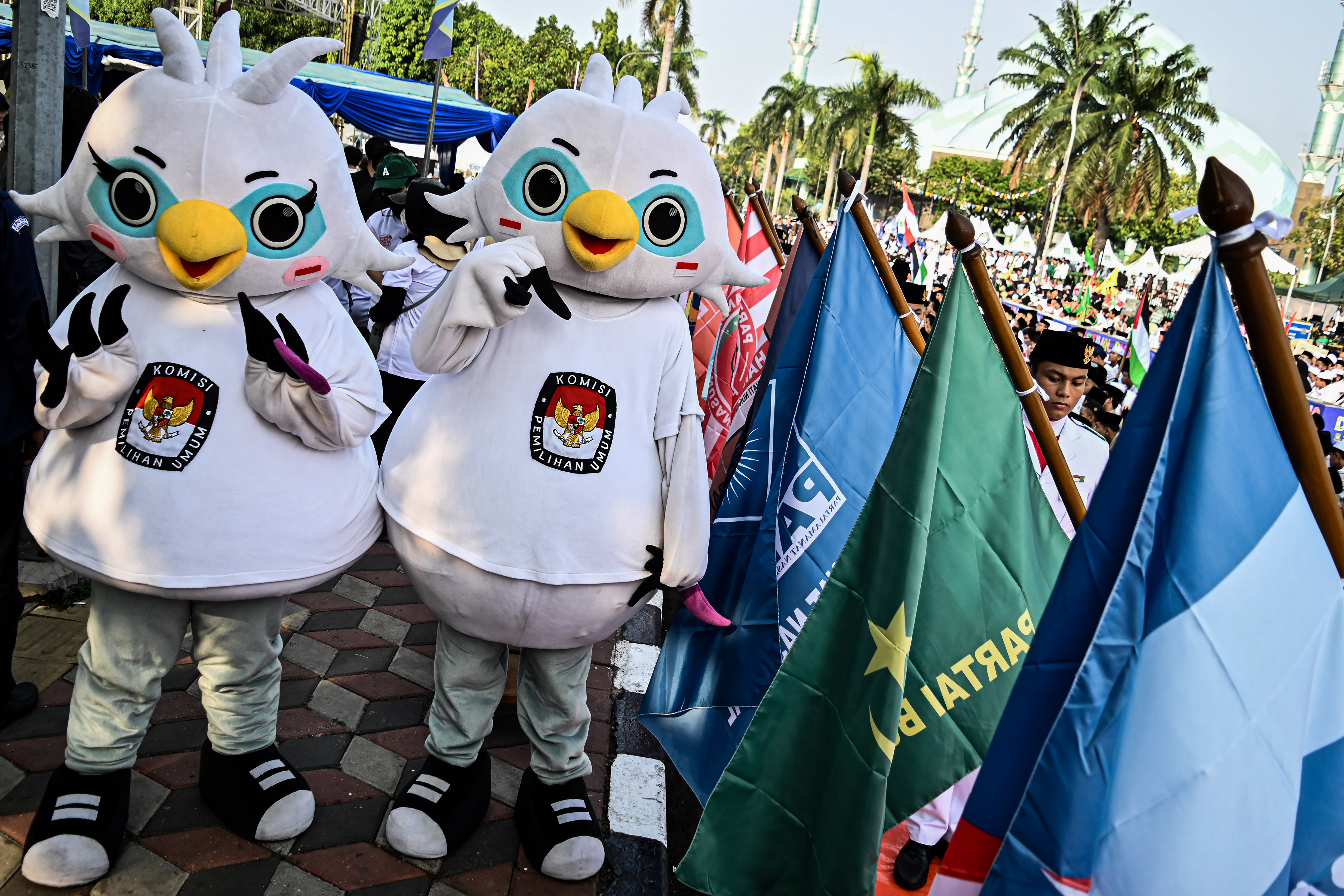 Maskot Pemilu 2024 Sura dan Sulu melakukan sosialisasi saat Kirab Pemilu 2024.
