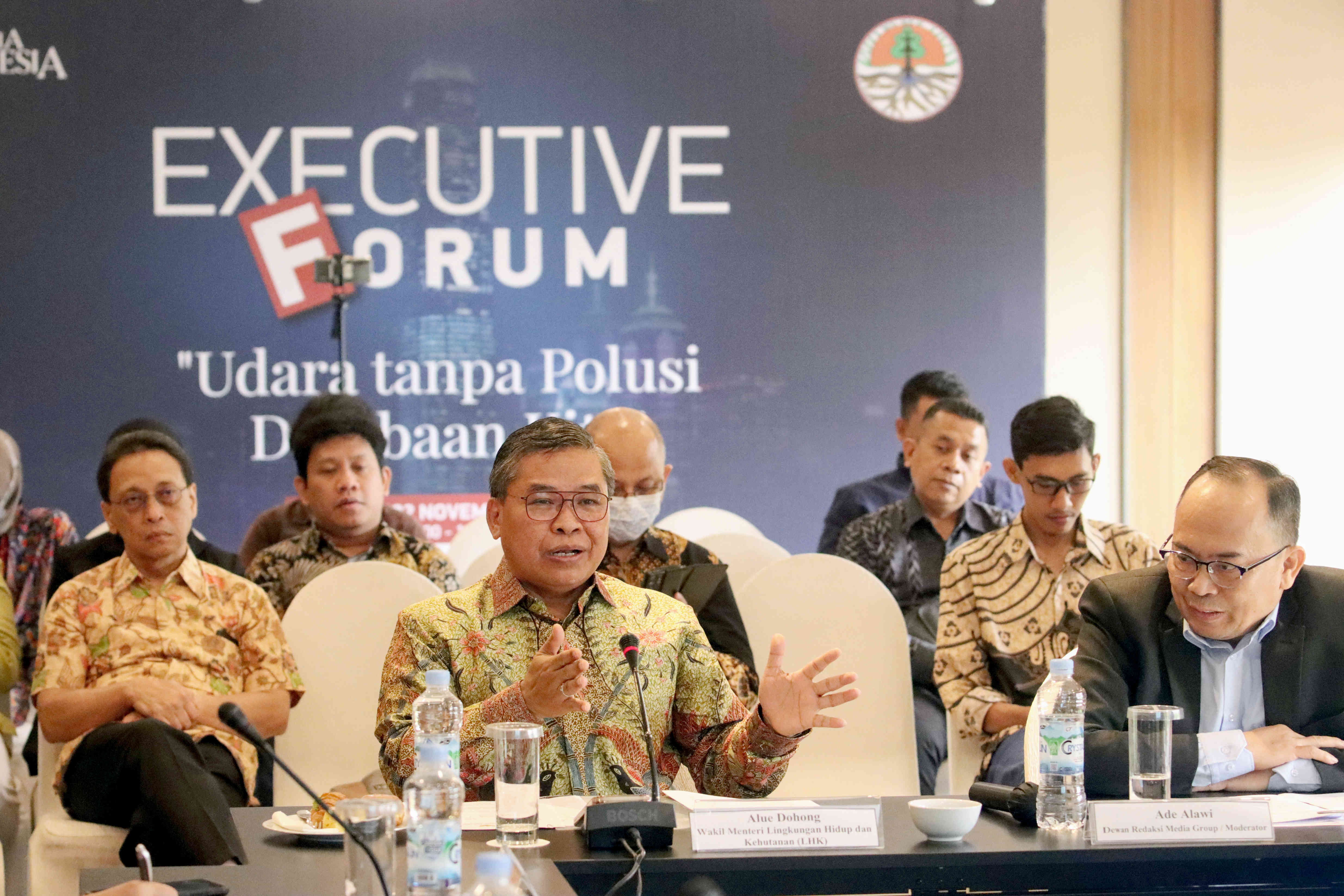 Wakil Menteri Lingkungan Hidup dan Kehutanan (LHK) Alue Dohong (batik hijau)