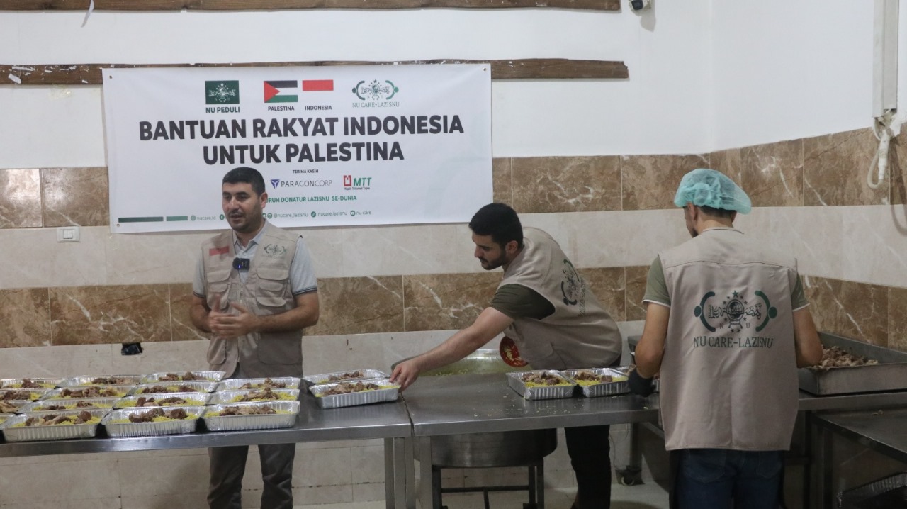 Penyaluran bantuan makanan siap saji dari NU Care-Lazisnu PBNU untuk rakyat Palestina.