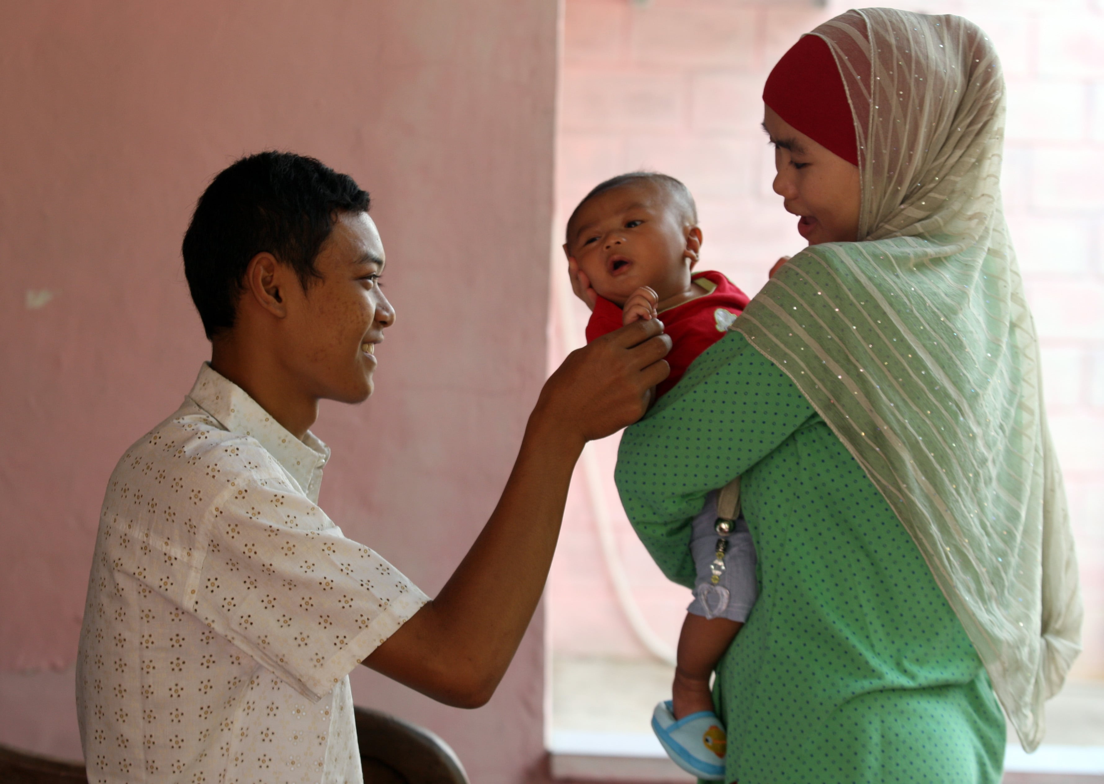 Ilustrasi keluarga. Ayah dan Ibu harus bekerja sama dalam menerapkan pola asuh yang baik untuk anak.